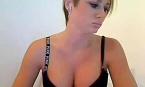 Блондинка с гладкой киской играет соло на большой кровати. Она дразнит трусиками, прежде чем сойти с ума.