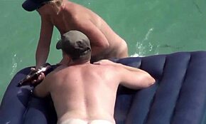 Trdo pijoča vroča punca razkazuje amatersko ritko na skriti plažni kameri