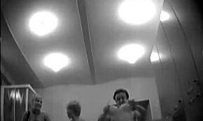 Gizli Kamerada Üstsüz Sarışın Yakalandı, Tahıllı Siyah Beyaz