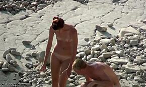 Κοκκινομάλλα φίλη πιάστηκε γυμνή στην παραλία με τον φίλο της