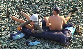 Copine topless taquine avec branlette plage en public