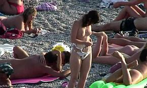 Nahá kráska se vytahuje po skinny dippingu na skryté pláži na kameře