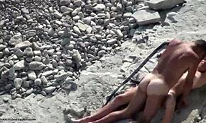 Cuplu amator o ia razna cu acțiune hardcore pe plajă