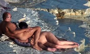 Veľký zadok brunetka frajerka zvádza dobre vybaveného chlapa na skrytej plážovej kamere