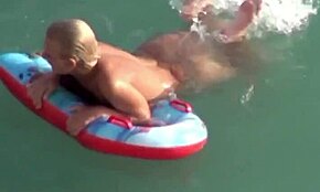 Blonde Cul Rebondi Taquine Nue dans l'Eau en Caméra Cachée