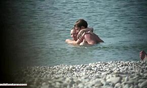 Délicieux cul de blonde frotte le dos de copain à la plage !