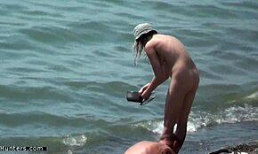 Kærestes sexede positurer fanget på skjult strand cam