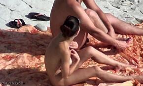 ねえ、この茶髪の女の乳首をヌーディストビーチで吸われるの見て！