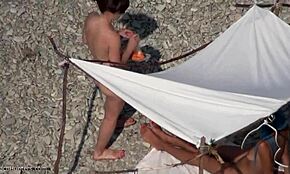 Temnovlaska bomba se sprošča gola na skriti plaži kam