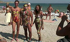 OMG, diese Bodypaint-Schlampen posieren mit Kerlen am Strand, so sexy!