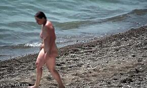 Nesramna punca izpostavljena gola na javni plaži