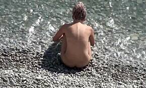 Blond tjej retas naken på gömd strandkamera