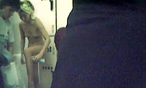 Min stora bröstiga flickvän strippas naken på gömd kamera