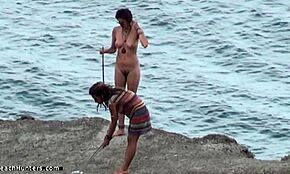 Hey, ¿nos enseñas a pescar o somos solo carnada en esta playa oculta cam?