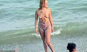 Namoradas Nus Balançando Pintura Selvagem de Corpo na Praia