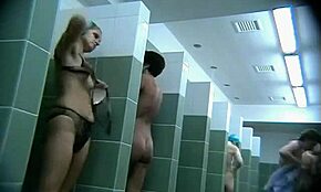 Rijpe vrouw doucht naakt in openbaar toilet