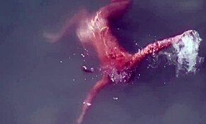 हेय, ये स्टनिंग ब्लॉन्ड स्किनी डिपिंग इन एचडी देखना चाहोगे?