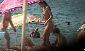 Bruneta předvádí úžasné tělo na skryté pláži před kamerou