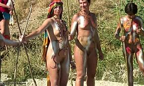 Ik geloof niet hoe heet deze body paint vriendinnen eruitzien op strand