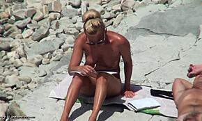 Hey, jeg fangede min solbrændte kæreste der tjekkede sin glatte fisse på stranden!