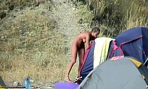 Blond skjønnhet går naken på skjult strand cam