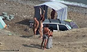 Молодые горячие люди разгуливают голыми на скрытом пляже под камеру