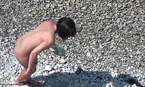 Milf morena desnuda en playa en video oculto