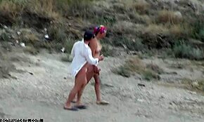 Belle aux cheveux noirs marche nue sur caméra cachée plage