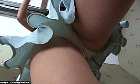 Blondynka w spódnicy błyska majtkami przed kamerą