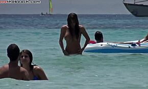 Chica amateur con culo firme entra al mar mostrando todo