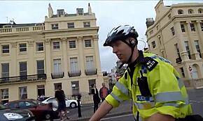 Exhibitionistische Blondinen fahren nackt Fahrrad im Freien