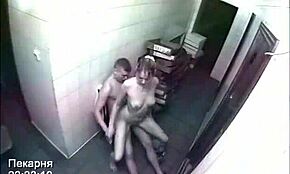 Скрытая камера ловит любительскую подругу, которую дрючат в пекарне