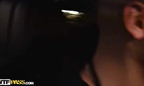 فتاة هاوية ساخنة تُلتقط لمتعة مؤخرة السيارة