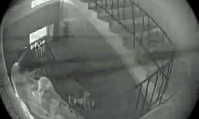 Varnostna kamera ujame perverzni par pri jebanju v surovem dejanju