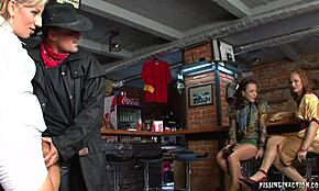 Eurooppalaiset tyttöystävät joukkueutuvat ulkona naimaan yksinäistä ranger-kaveria villissä ryhmässä