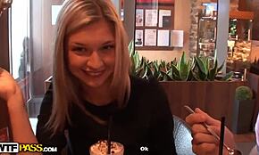 Chytená hubená holka s roztrhaným oblečením používající hračky v mokré scéně