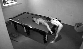 Zboczone amatorskie małżeństwo złapane na intensywnym pieprzeniu w basenie.