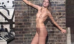 廃墟ビルでヌードポーズする女