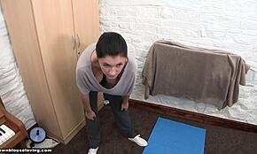 Jeg er denne slitne brunetten, og viser puppene litt, vet du?