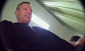 Schmutzige blonde Lady von drei rauen Männern gedemütigt!