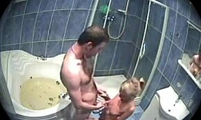 Varnostna kamera ujame amaterske pare pri intenzivnem kopalniškem dejanju s spermo na cicah.