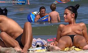 Slappe solbrune pupper oljet opp på nakenstrand