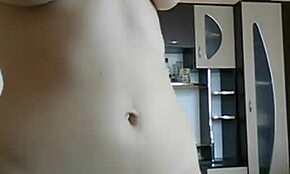 Темноволосая тинейджерка 18+ раздевается догола, демонстрируя горячие изгибы