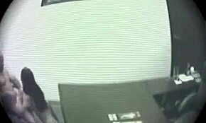 Skrita kamera ujame amaterski par v vroči misijonarski akciji