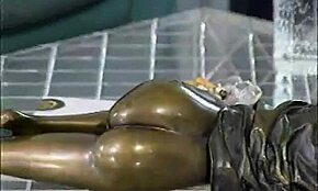 Klasická trojková scéna s horúcou brunetkou v pančuchách na vintage gauči