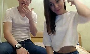 Πολύ Νέο Ερασιτεχνικό Ζευγάρι Προετοιμάζεται για Άγριο Σεξ! Ω Ναι!