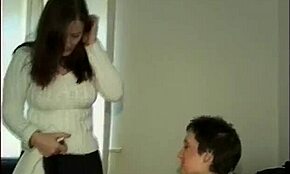 Загорелая любительница глубоко отфистирована зрелой лесбиянкой в страстной сессии.