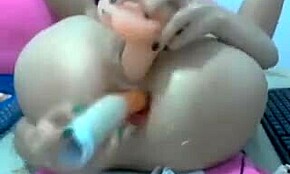 Nerd asiática con gafas folla su culo con juguetes