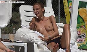 Fille très mince bronzée adore bronzer topless près de la piscine