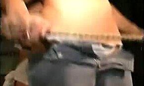 Hej, hoćeš da vidiš divlje žurke cure kako pokazuju seksi krivine?